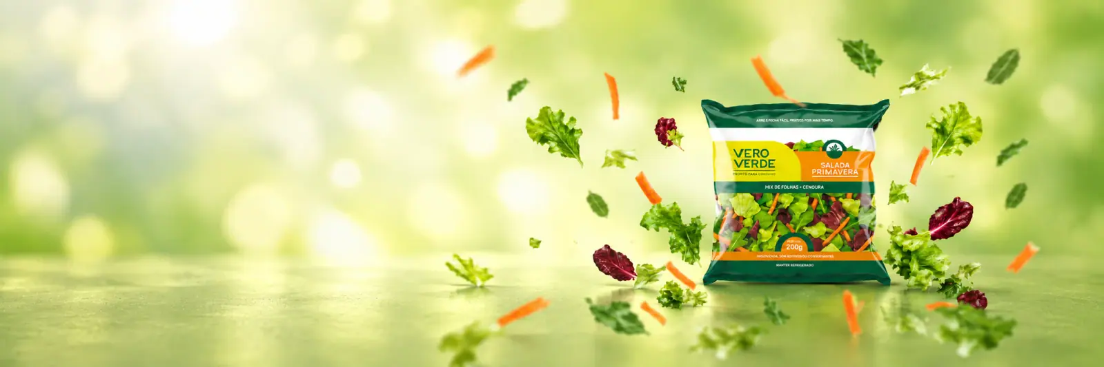 Embalagem Vero Verde Salada Primavera cercada por folhas frescas