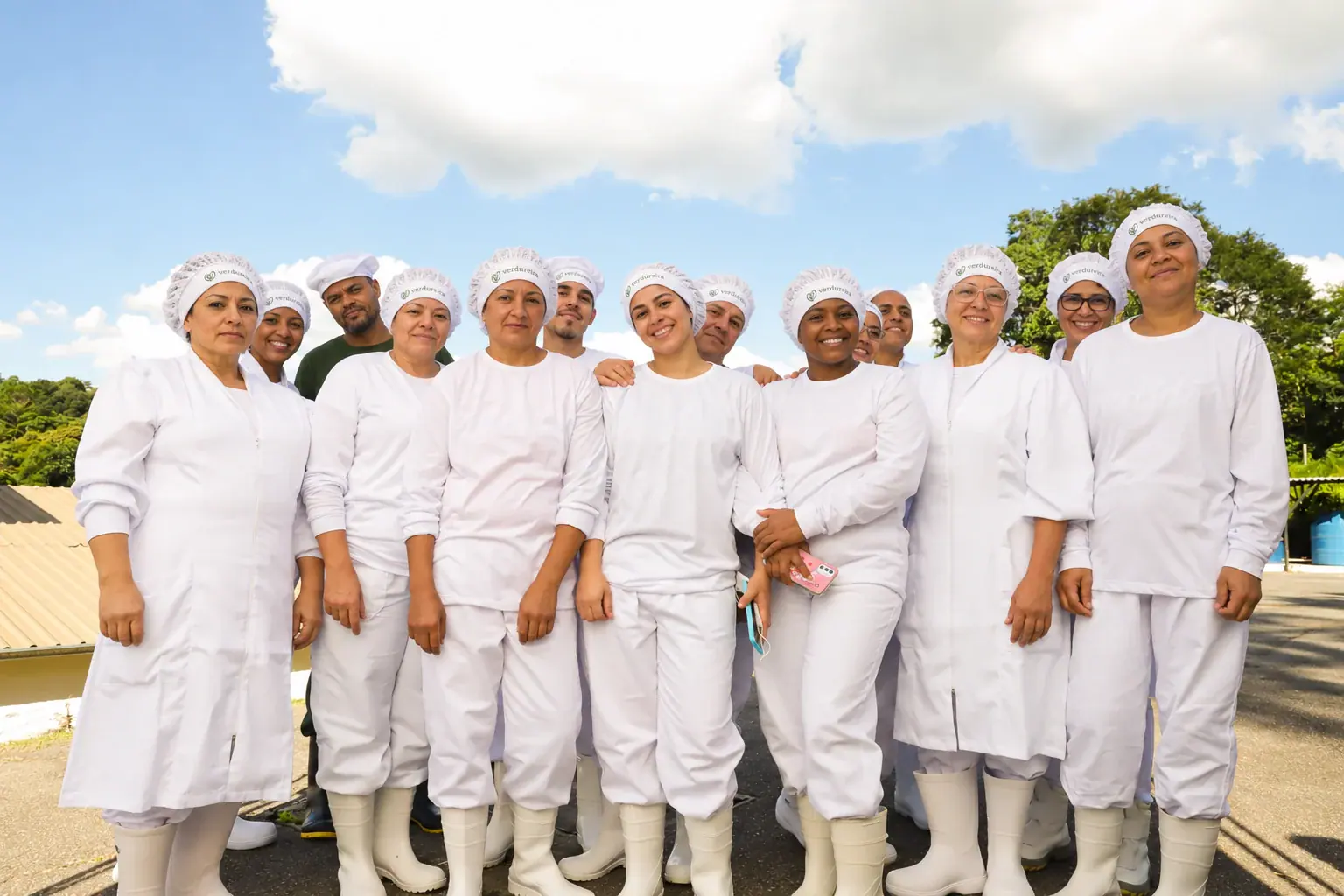 Equipe da Verdureira reunida na área de produção